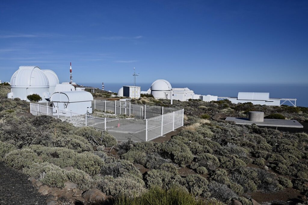 Optical Observatories and the Technology Behind Modern Astronomical Research 