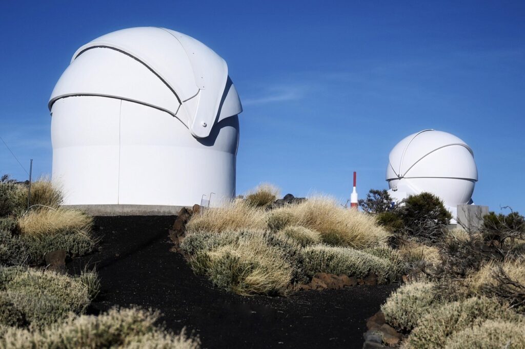Optical Observatories and the Technology Behind Modern Astronomical Research 
